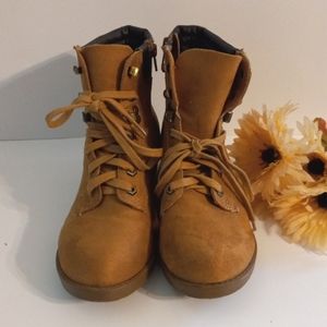 Women's Fashionable Contruction Style Ankle boots size 7.5